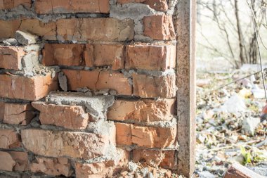 terk edilmiş bir bina cephe.