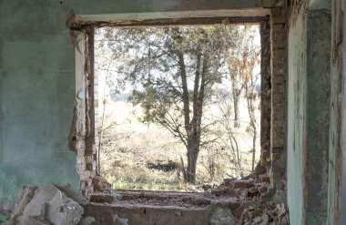 terk edilmiş bir bina cephe.