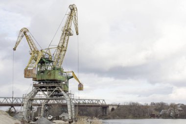Kavrayan gantry vinç