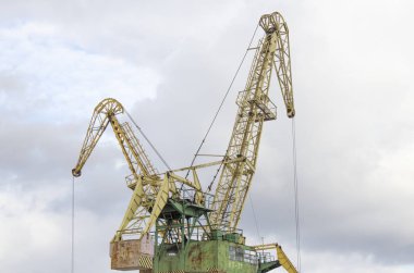 Kavrayan gantry vinç