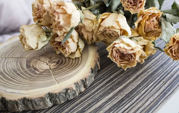 A madeira de redução com rosas secadas — Fotografia de Stock