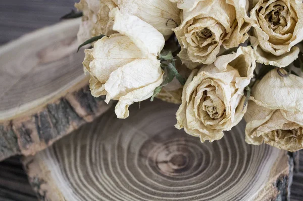 A madeira de redução com rosas secadas — Fotografia de Stock