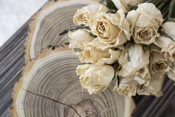 Древесина с сушеными розами — стоковое фото