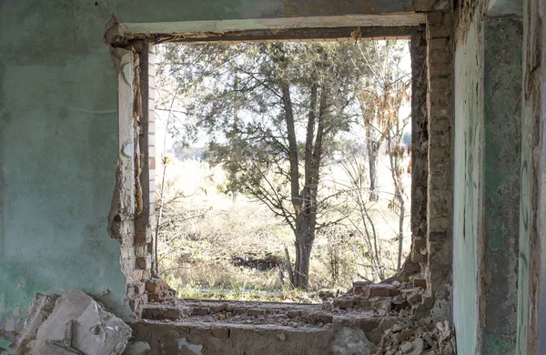 terk edilmiş bir bina cephe.