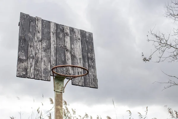 Velho basquete backboard e cesta — Fotografia de Stock