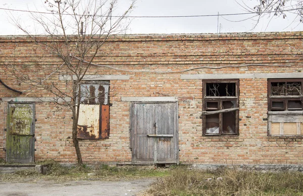 放棄された建物のファサード. — ストック写真