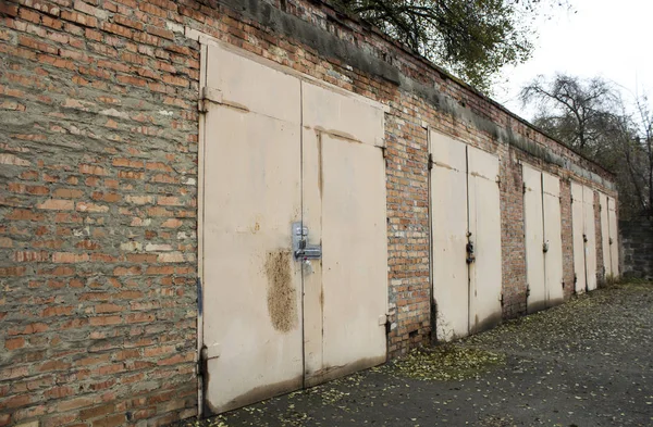 Старые заброшенные гаражи — стоковое фото