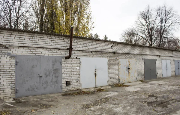 Stare opuszczone garaże — Zdjęcie stockowe