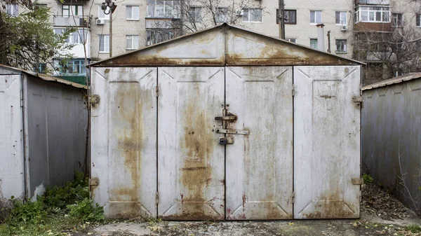 Старые заброшенные гаражи — стоковое фото