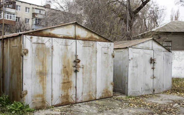 古い放棄されたガレージ — ストック写真