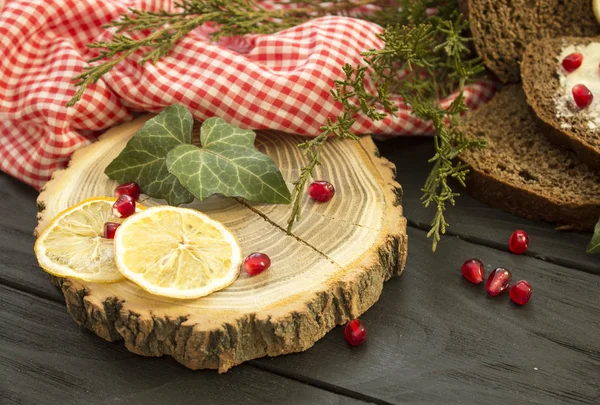 Zwart brood met granaten bessen — Stockfoto