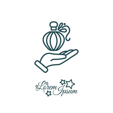 Elinde şişe parfüm