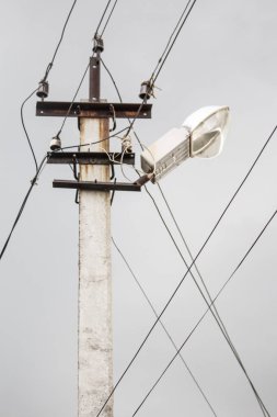 Gri bir gökyüzü üzerinde elektrik direği 