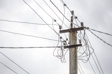 Gri bir gökyüzü üzerinde elektrik direği 