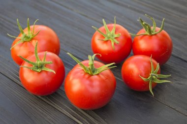 Taze olgun domatesler