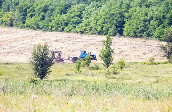 Traktor som arbetar på fältet — Stockfoto