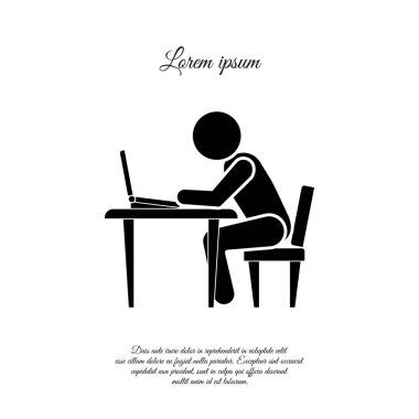 adam bilgisayar önünde 