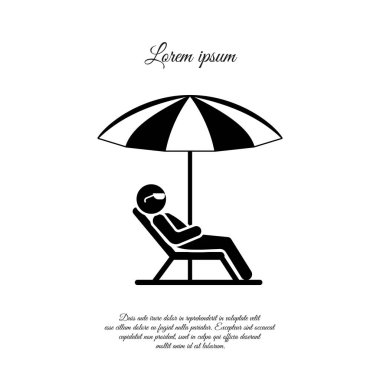 adam bir şezlong ve şemsiye.