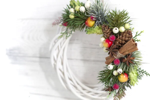 木製の背景に装飾的なクリスマス リース — ストック写真