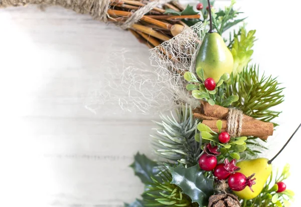 木製の背景に装飾的なクリスマス リース — ストック写真