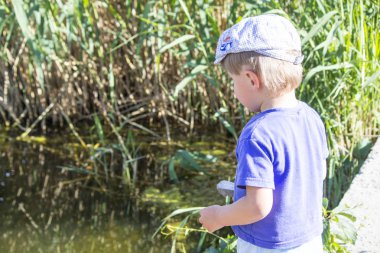 küçük çocuk nehrine taş atma