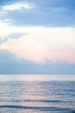 gökyüzüne kabarık bulutlar ile şaşırtıcı gündoğumu ile güzel deniz manzarası 