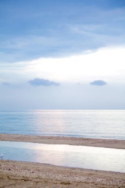 gökyüzüne kabarık bulutlar ile şaşırtıcı gündoğumu ile güzel deniz manzarası 