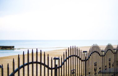 Dekoratif demir çit manzaralı güzel deniz manzarası 