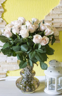 Cam vazo içinde sunulan güzel beyaz gül buketi