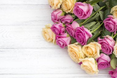 güzel renkli gül Beyaz ahşap zemin üzerinde yakın çekim   