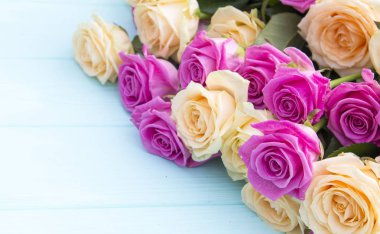 güzel renkli gül Beyaz ahşap zemin üzerinde yakın çekim   