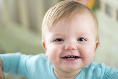 Küçük şirin sarışın bebek kameraya bakıyor 