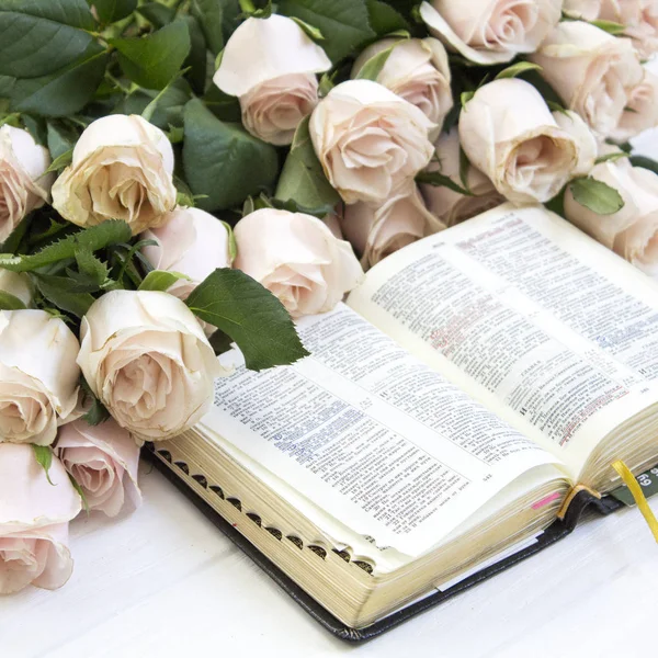 Schöne Rosen Und Bibel Auf Holzgrund — Stockfoto