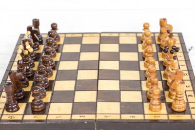  Ahşap Satranç taşları savaştan önce dikey satırlarının görünümünü.