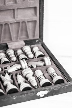 Ahşap Satranç taşları ile satranç masası.