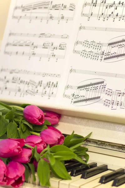 Рожеві Тюльпани Ноти Рожеві Тюльпани Білому Піаніно — стокове фото