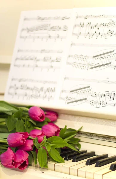 Рожеві Тюльпани Ноти Рожеві Тюльпани Білому Піаніно — стокове фото