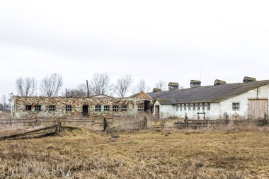 Eski kulübeler. Eski tuğla kulübeler alanında