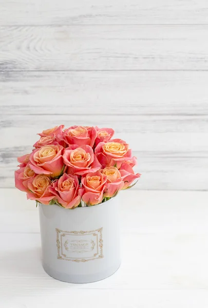 Rosa Bonita Rosas Amarelas Uma Caixa Redonda Fundo Madeira Branco — Fotografia de Stock