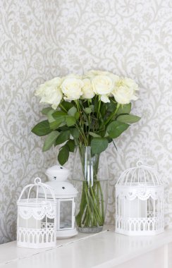 Dekoratif kafes ile bir Vazoda beyaz gül buketi