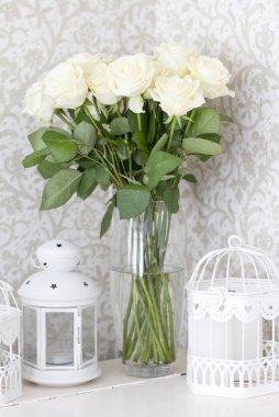Dekoratif kafes ile bir Vazoda beyaz gül buketi