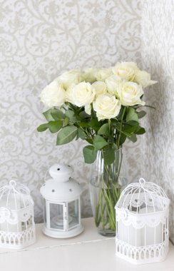 Dekoratif kafes ile bir Vazoda beyaz gül buketi