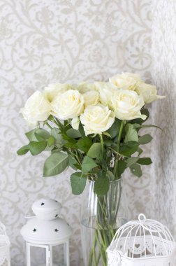Dekoratif kafes ile bir Vazoda beyaz gül buketi