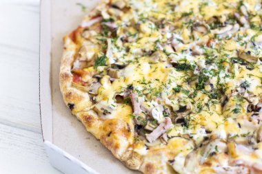 Pizza kutusu beyaz ahşap tablo