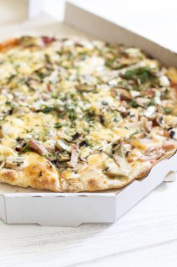 Pizza kutusu beyaz ahşap tablo