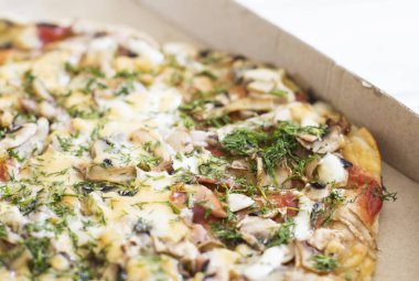 Pizza kutusu beyaz ahşap tablo