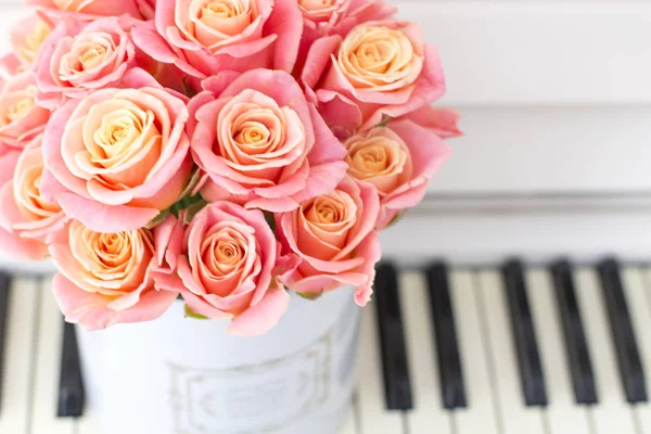 Hermosas Rosas Rosadas Una Caja Redonda Piano — Foto de Stock