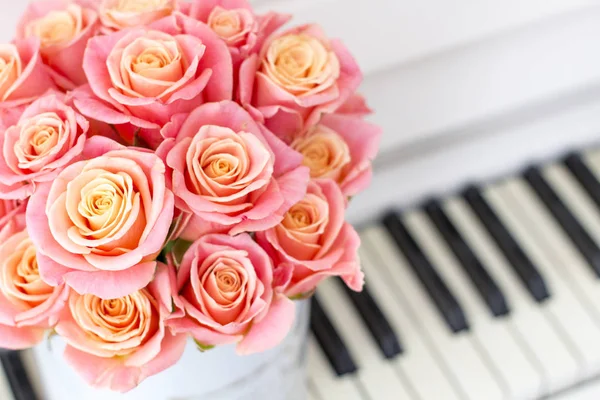 Hermosas Rosas Rosadas Una Caja Redonda Piano — Foto de Stock