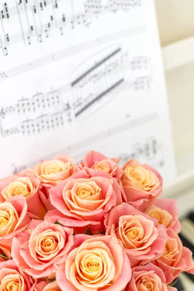 Hermosas Rosas Rosadas Una Caja Redonda Piano — Foto de Stock