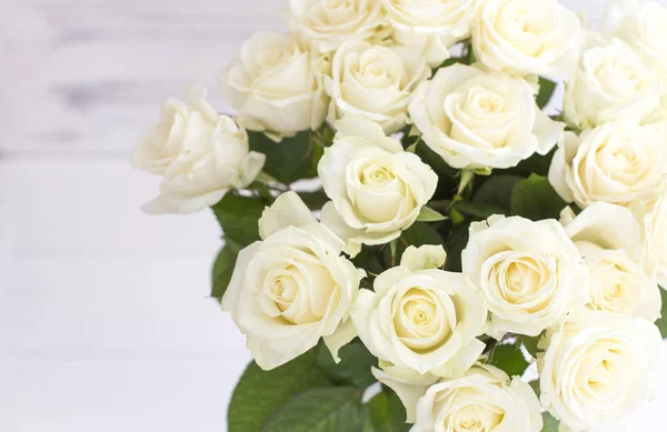 Buquê Rosas Brancas Chiques Com Folhas Vaso — Fotografia de Stock